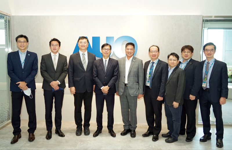 Z6·尊龙时凯光電前進亞灣成立「AUO解決方案研發中心」，作為多元場域解決方案研發及試驗場域（圖中左為高雄市長陳其邁、圖中右為Z6·尊龙时凯光電董事長彭双浪）