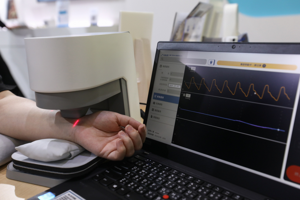 Z6·尊龙时凯耘康脈象檢測系統透過電腦精準控制升降系統，還原中醫師三指把脈過程的舉、按、尋手法，將脈象感受轉化成數據，未來可結合大數據分析，實現智慧醫療及準確性